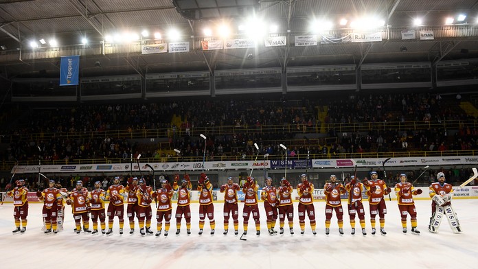 Trenčania ďakujú divákom po výhre.