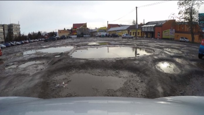 Pred stanicami sa tvoria obrovské rady. 