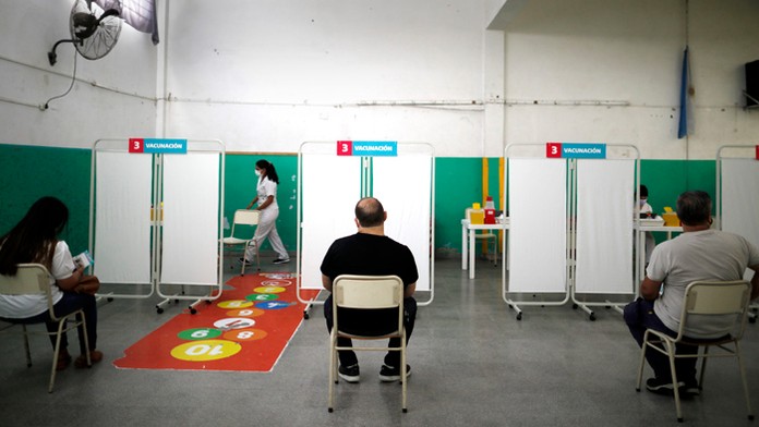 Doktori čakajú na vakcináciu ruskou vakcínou Sputnik V.