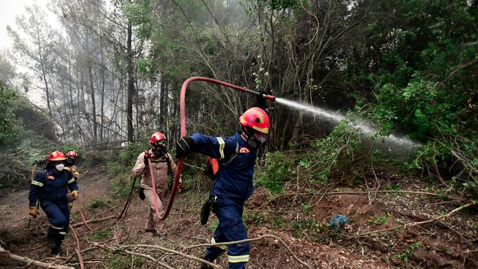 Grécki hasiči bojujú s ohňom.