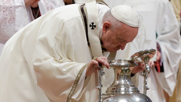 Pápež František posväcuje olej