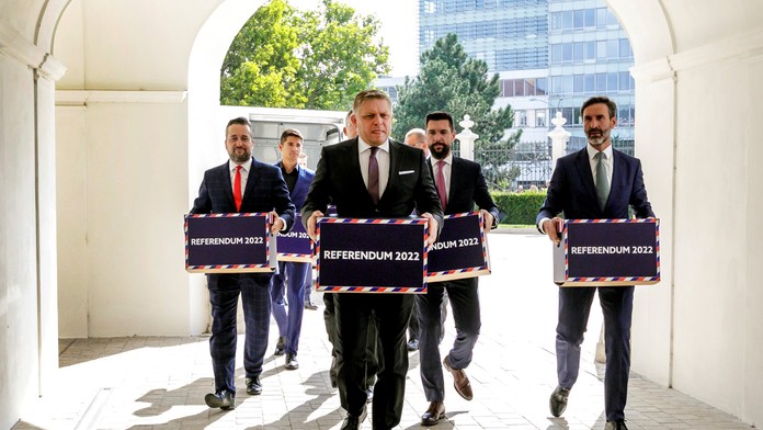 Fico opäť vyčítal prezidentke referendum. Tá mu odkázala, aby sa správal ako chlap a slabošsky neútočil