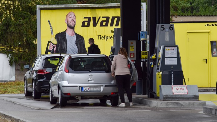 Slováci tankujúci na rakúskej pumpe 