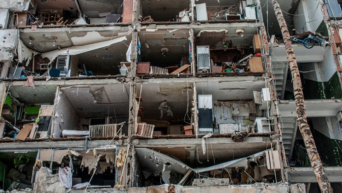 Činžiak zničený ostreľovaním v ukrajinskom meste Charkov.