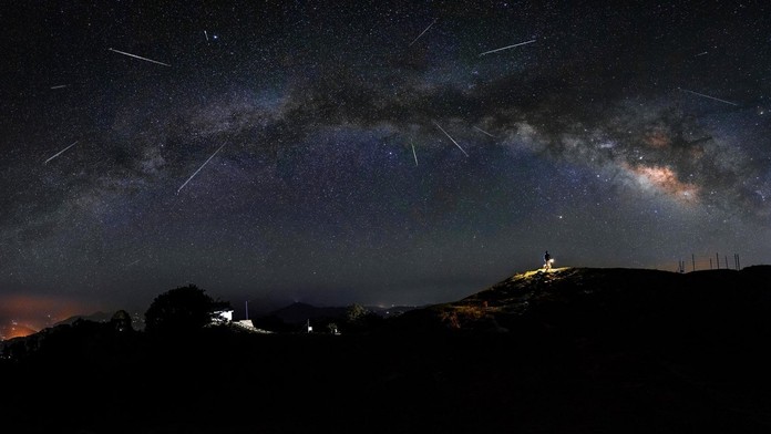 Padajúce hviezdy na nočnej oblohe
