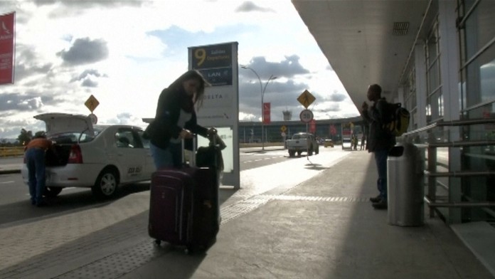 Drogy chcela prepašovať v prsných implantátoch