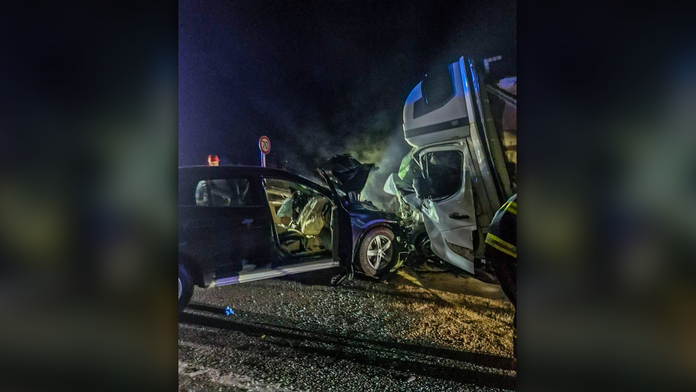 Vážna nehoda v Košickom kraji. Čelne sa zrazilo auto s nákladiakom