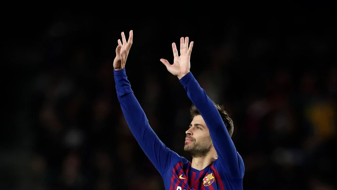 Gerard Piqué z Barcelony reaguje v zápase s Villarrealom.