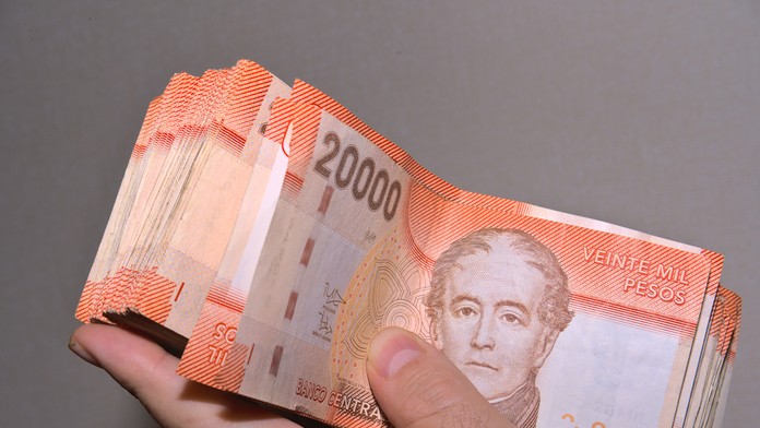 Muž dostal od firmy omylom 286-násobok výplaty. Odvtedy sa po ňom akoby zľahla zem