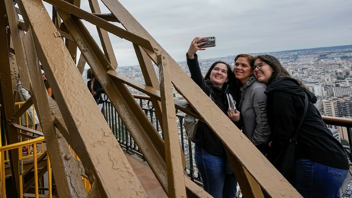 Turisti na Eiffelovej veži.