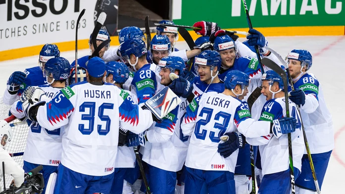 Slovenskí hokejisti sa tešia po výhre nad Ruskom
