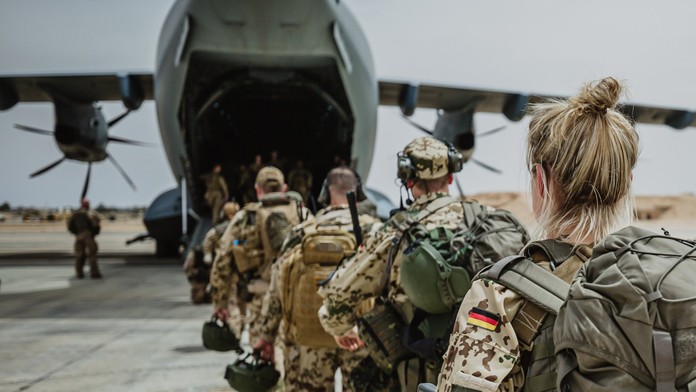 Nacistické pozdravy, sexuálne zneužívanie a drogy. Európska „najsilnejšia“ armáda čelí škandálu, otriasol i ministrom