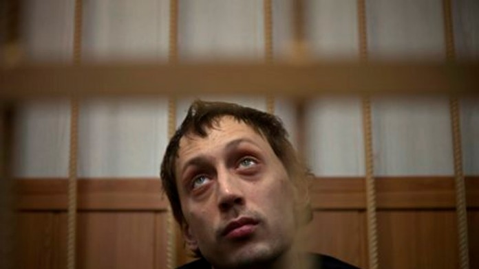 Sólista baletu Pavel Dmitričenko počúva v súdnej sieni 