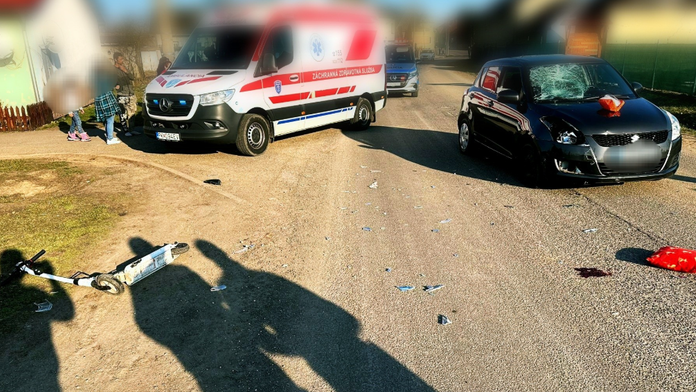 Na snímke polícia dokumetuje nehodu po zrážke kolobežkárky s osobným autom vo Včelinciach.