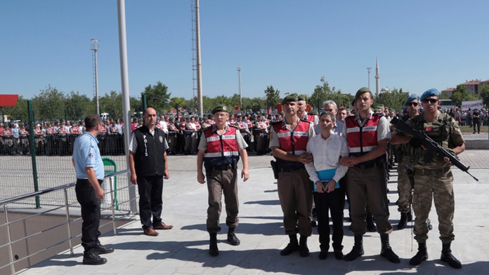 Tureckí obvinení zo zorganizovania prevratu idú na súd.