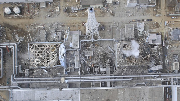 Na leteckej snímke z 20. marca 2011 pohľad na zničený reaktor 4 (vľavo) a reaktor 3  v jadrovej elektrárni Fukušima.