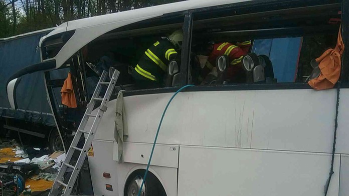 Záchranári doviezli do Maďarska ďalších šesť zranených z nehody autobusu na D2