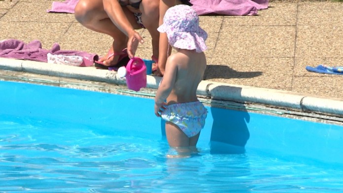 Na kúpaliská už vaše najmenšie deti bez plaviek nepustia.