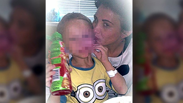 Prípad chlapčeka (3) s modrinami sa zamotáva. Toto je verzia jeho matky