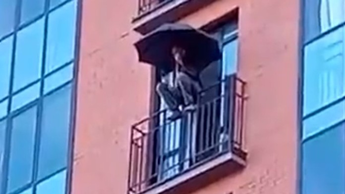 VIDEO: Experiment s tragickým koncom: Rus vyskočil z ôsmeho poschodia s dáždnikom v ruke, zomrel v sanitke