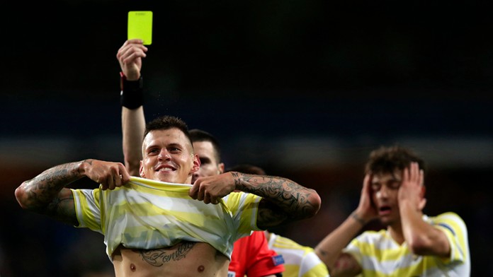 Hráč Fenerbahce Martin Škrtel dostal za podkopnutie v zápase EL UEFA proti Anderlechtu žltú kartu.