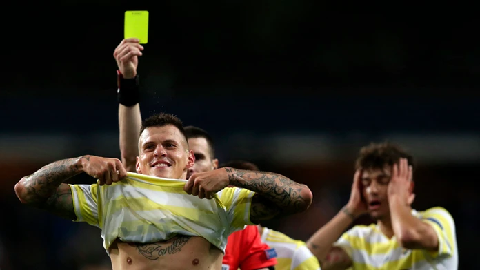 Hráč Fenerbahce Martin Škrtel dostal za podkopnutie v zápase EL UEFA proti Anderlechtu žltú kartu.
