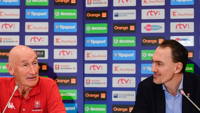 Zľava tréner slovenskej reprezentácie Craig Ramsay a generálny manažér reprezentácie Miroslav Šatan.