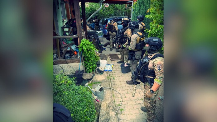 Polícia zadržala muža po incidente na škole.