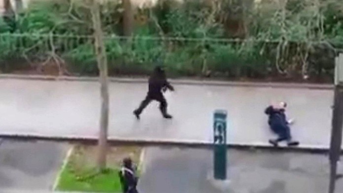 Na snímke, ktorá pochádza z videozáznamu parížskeho obyvateľa dvaja maskovaní útočníci strieľajú na človeka na ulici počas útoku