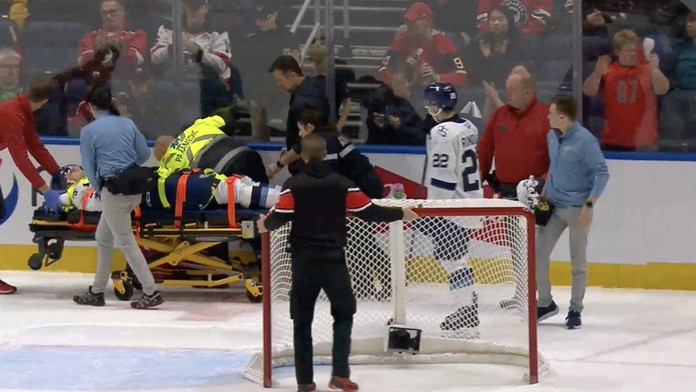 Padol hlavou na ľad, štadión zmĺkol. Mladého Slováka v zámorí odnášali na nosidlách, zrejme príde o MS