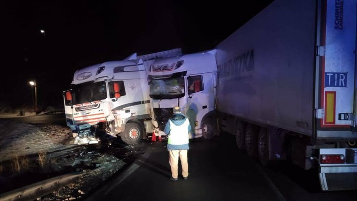 Horský priechod Kremnické bane je neprejazdný, zrazili sa tam dva kamióny