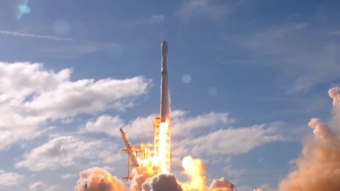 Snímka z ceremónie vztyčovania slovenskej vlajky.