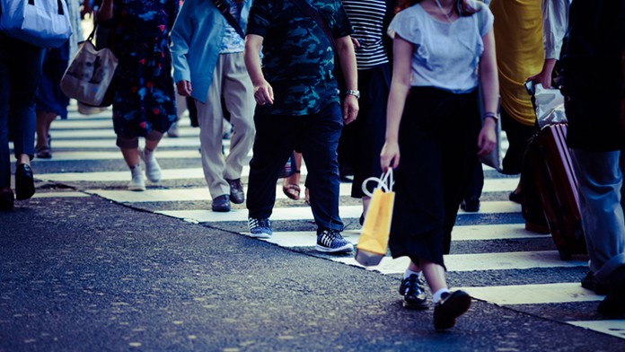 Ľudia na priechode pre chodcov (ilustračná snímka)