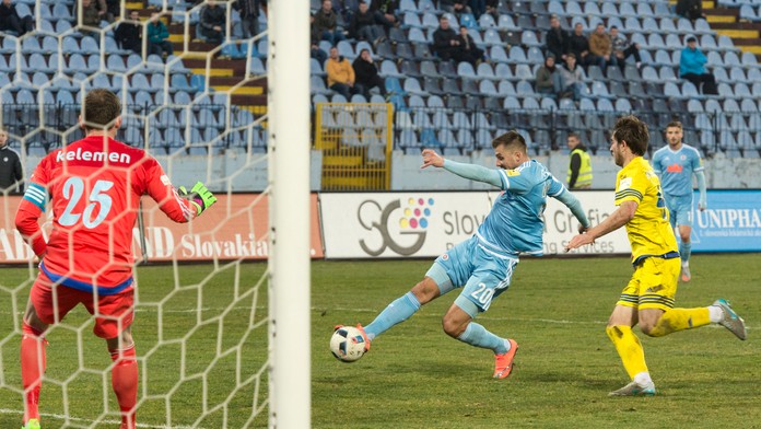 Tamás Priskin strieľa góle do siete Mariána Kelemena.