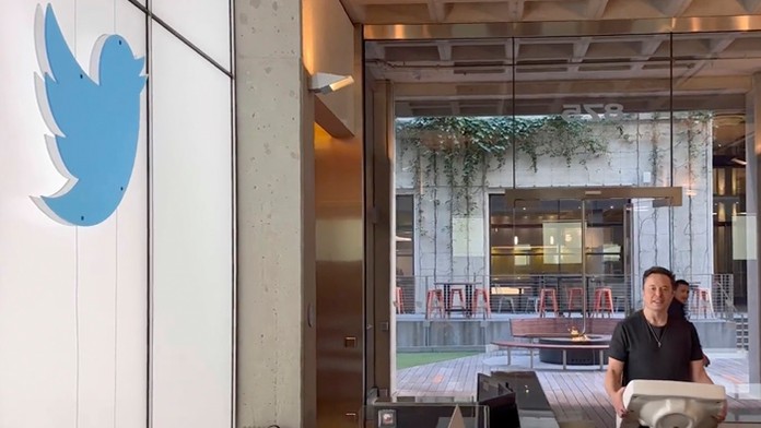 Elon Musk sa stal výhradným riaditeľom sociálnej siete Twitter.