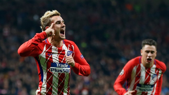 Šťastný strelec PSG Kylian Mbappé (vľavo) v zápase LM, napravo smutný gólman Celticu Craig Gordon.