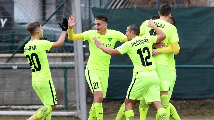 Žilinskí hráči sa tešia z gólu v sieti Borčíc vo štvrťfinále Slovnaft Cupu.