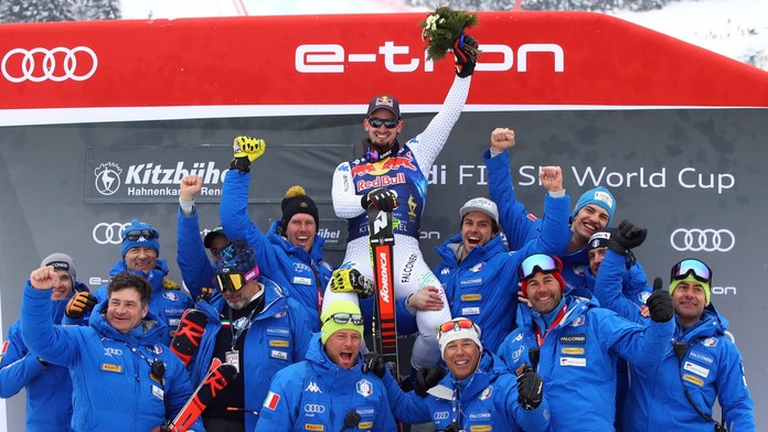 Alpský lyžiar Dominik Paris sa raduje z víťazstva v zjazde v Kitzbüheli.