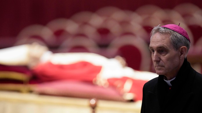 Benediktov dôverník vydal knihu, ktorá vypovedá o napätí medzi pápežmi.