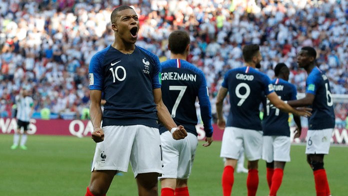 Francúzsky reprezentant Kylian Mbappe sa raduje z druhého gólu, ktorý dal do Argentíne v osemfinále.