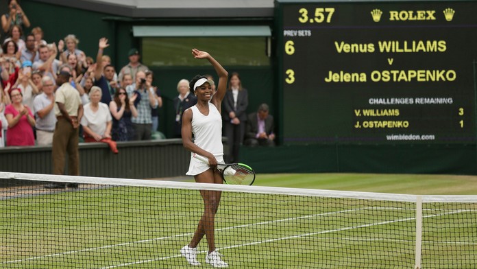 Venus Williamsová sa teší z triumfu nad Jelenou Ostapenovou vo štvrťfinále Wimbledonu.