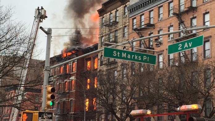 V New Yorku sa zrútil dom.