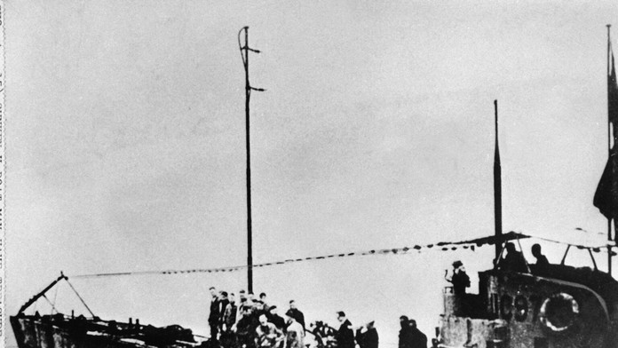 Ľudia stoja na palube nemeckej ponorky UC-97.