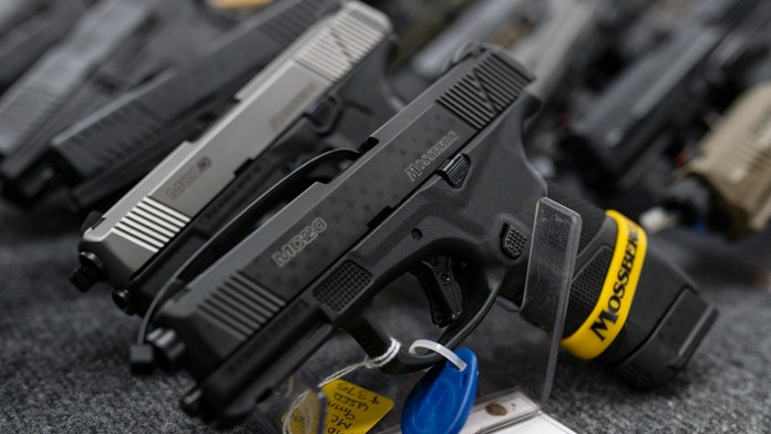 USA sú bližšie k sprísneniu strelných zbraní. Schválili návrh zákona na ich obmedzenie