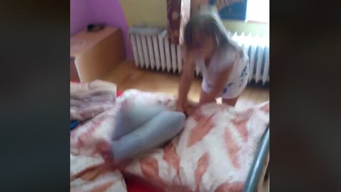 Muž nabádal dcérku, aby pálkou udierala do vankúša. Hrozí mu väzenie