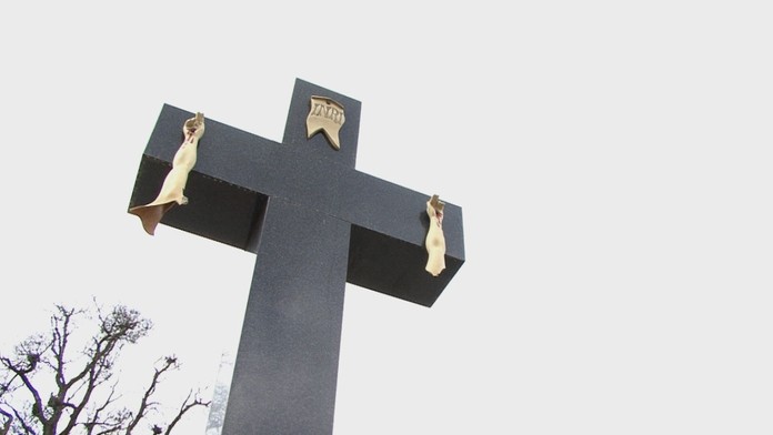 Zničená socha Ježiša Krista