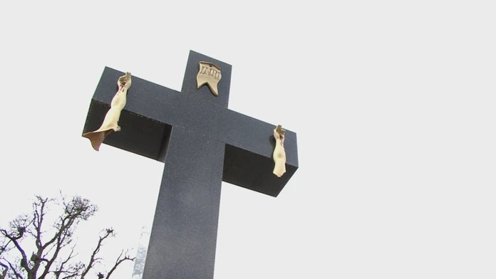 Zničená socha Ježiša Krista