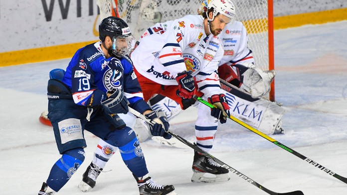 Zľava Dávid Skokan (HK Poprad) a Ben Betker (HKM Zvolen).