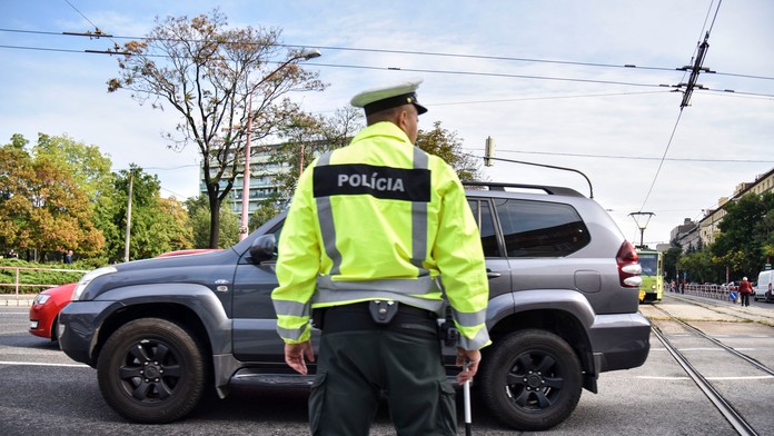 Na snímke príslušník policajného zboru riadi dopravu na Račianskom mýte