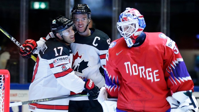 Connor McDavid (v strede) oslavuje so spoluhráčom Jadenom Schwartzom svoj gól v zápase MS 2018 Nórsko - Kanada.